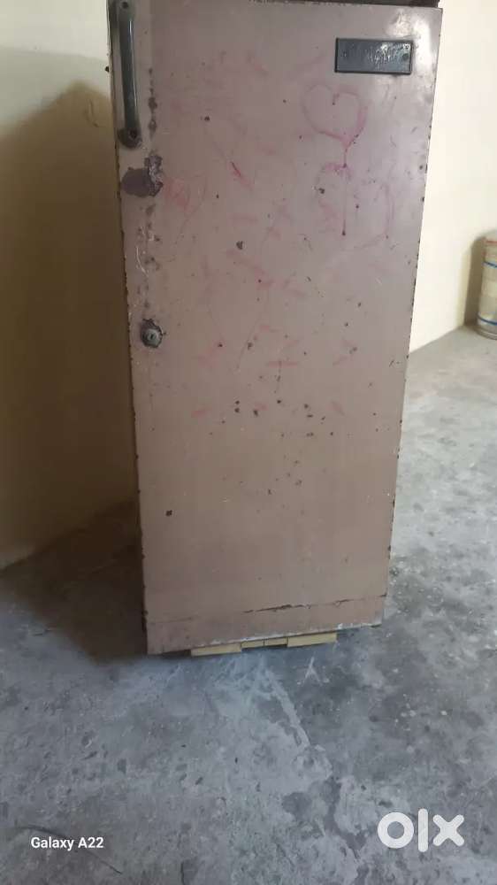 It's a fridge it has working compressor and a bit it was bad condition