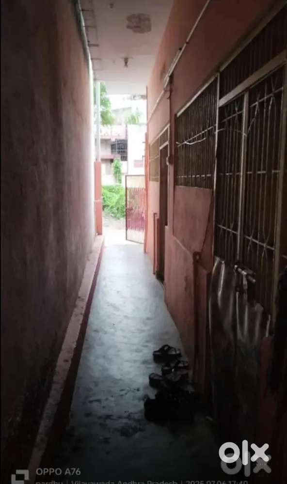 102 Sqeryads Narth ,cost:70laks,rents:18k, Old houseGunadala .