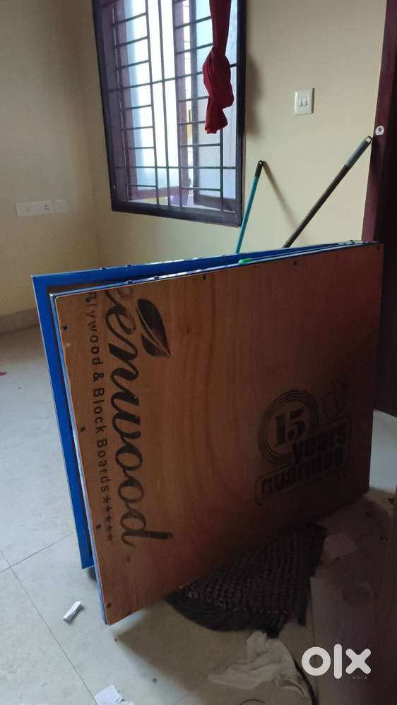 Single foldable wooden cot