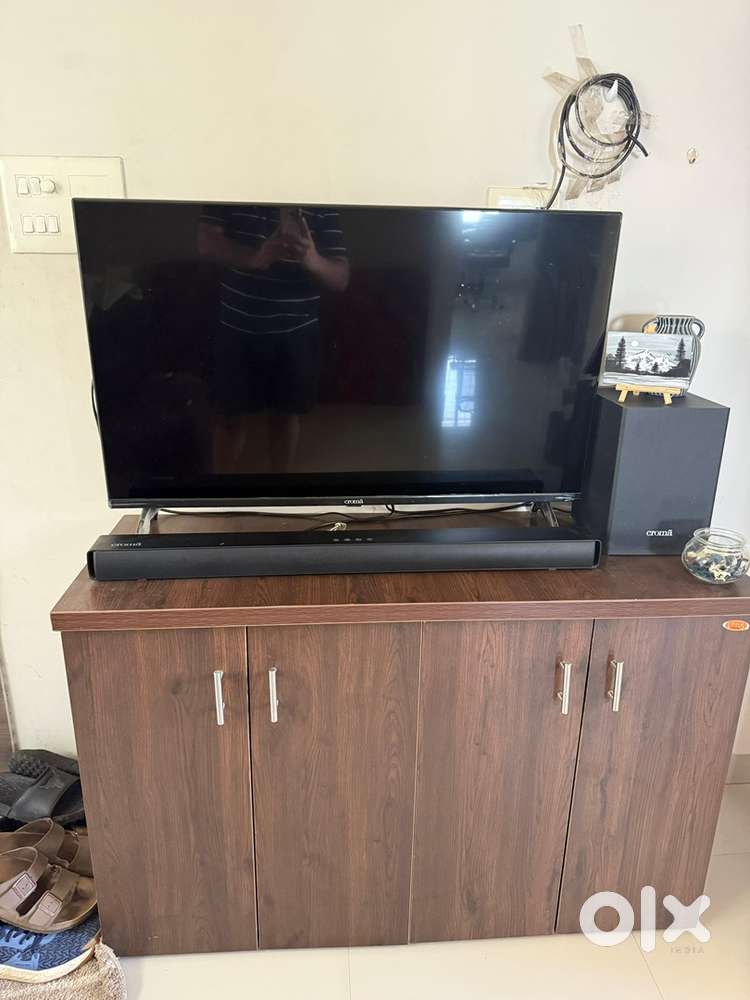 43 inch LED TV with speakers