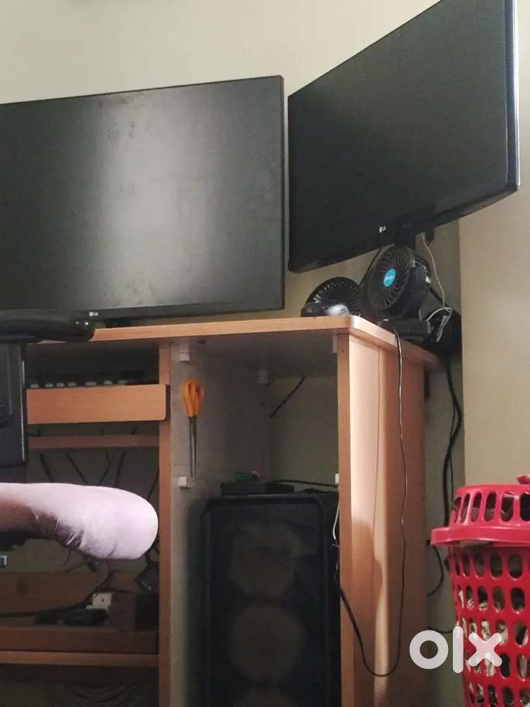 Selling PC+Table or Seperate as well