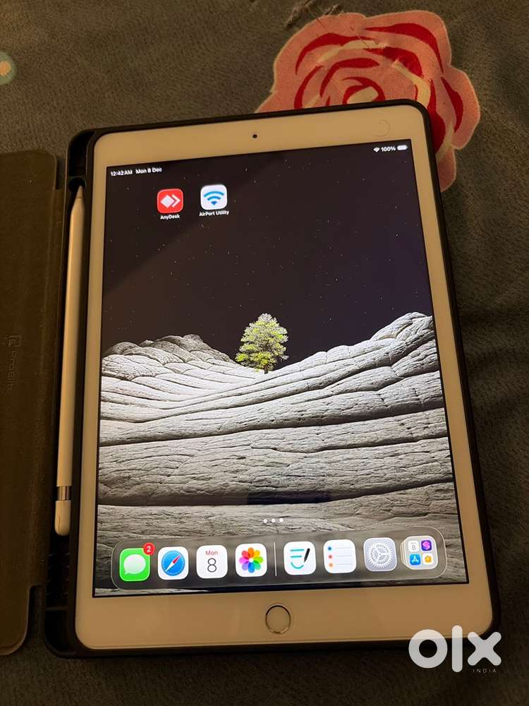 Ipad 8th generation - Like brand new with apple pencil and accessories
