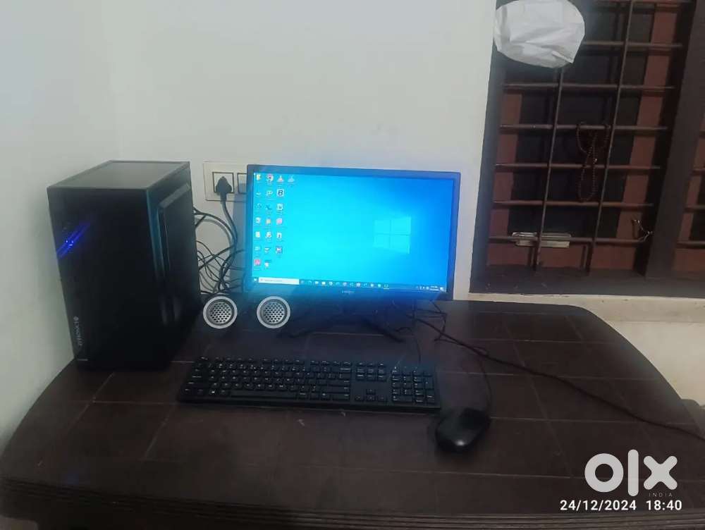 Full Desktop computer CPU + Monitor+ mouse+ keyboard. Speaker