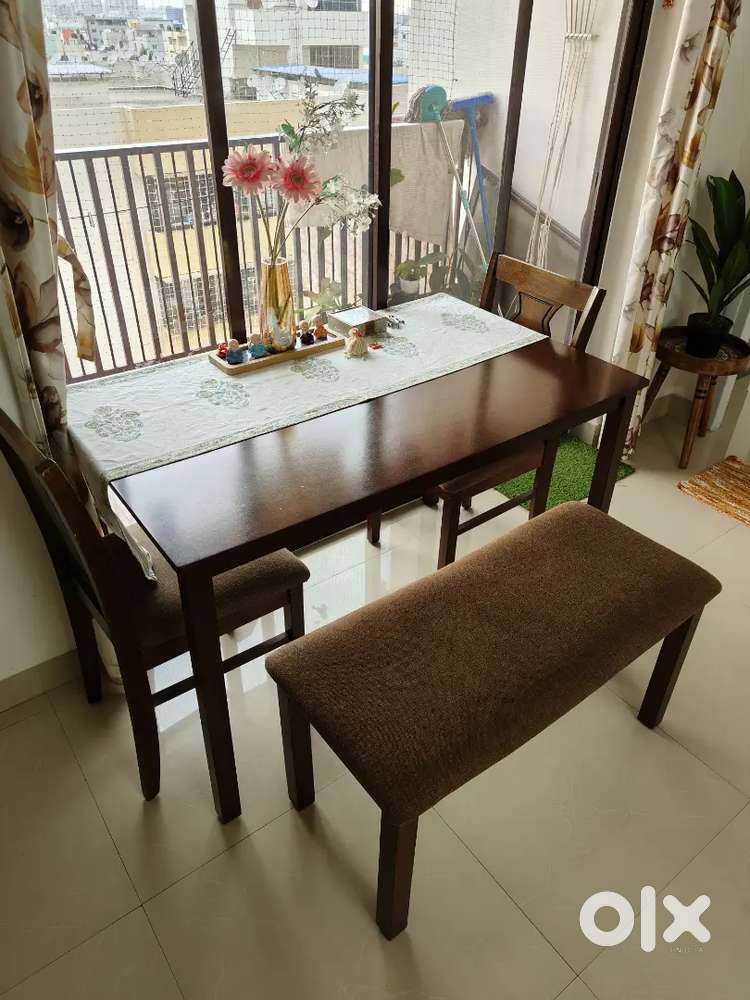 [SOLD] 4 seater Dining Table (4*2.5 ft) and Chairs