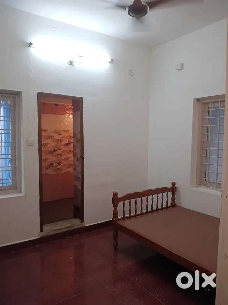 2bhk 1floor vyttla 20000rs bike parking semifurnished  bed and cots