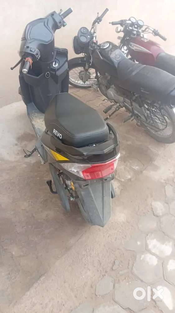 Revo scooter 2months old 6 month warranty with bill