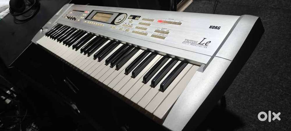 Korg Triton LE - With flight case and storage card