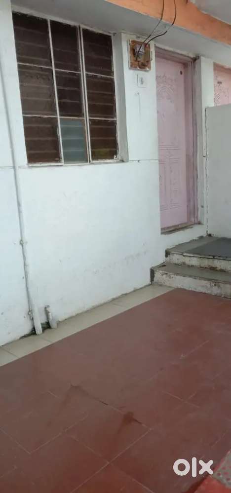 24 तास पाणी स्वतंत्र मीटर.. सर्व सोईयुक्त घर शहरात मध्यवर्ती भागात