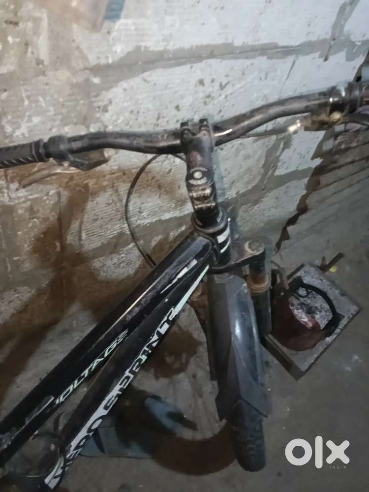 Cycle 3 purane hai sab sahi sirf bracks and 1 tyre panchar hai