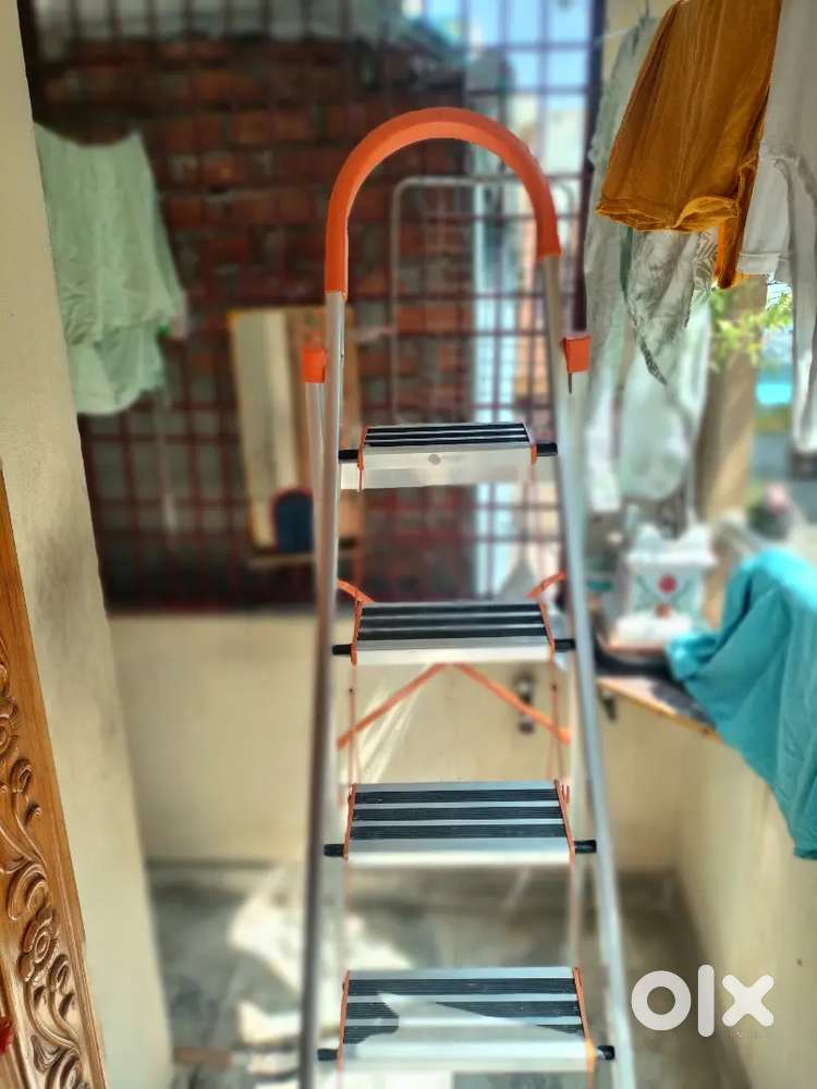 SIX STEPS LADDER FOR SALE