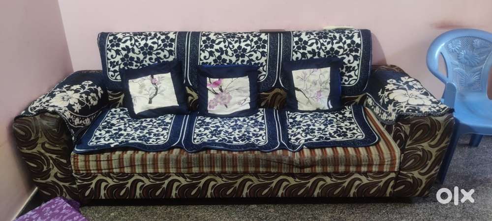 3+2 Fabric Sofa Set in Good Condition – Upgrading to a New One