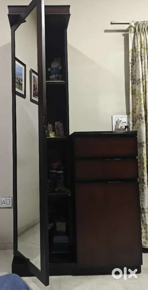 Stylish dressing table in excellent condition.