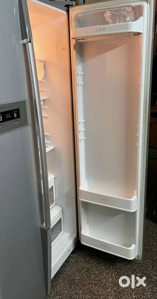 Double door refrigerator in