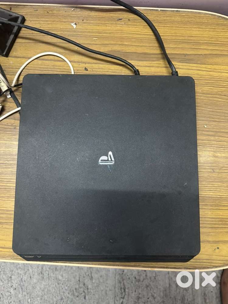 PlayStation PS4 console - With one standard controller