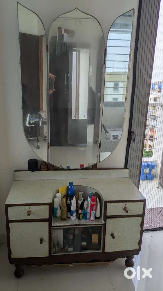 Dressing table
