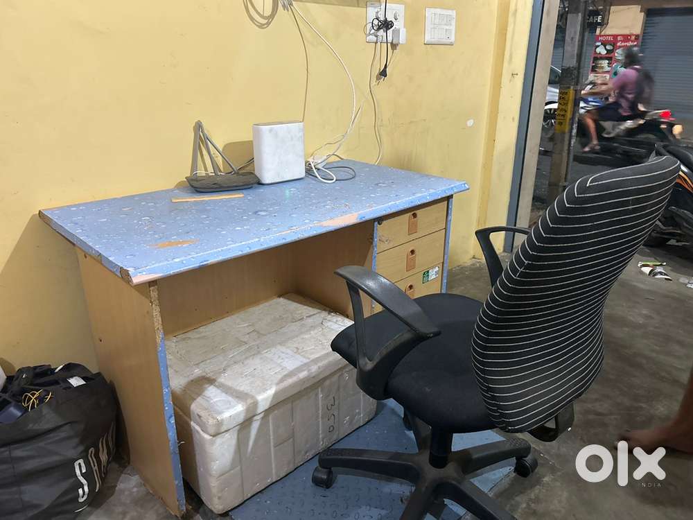 Computer table with rolling chair