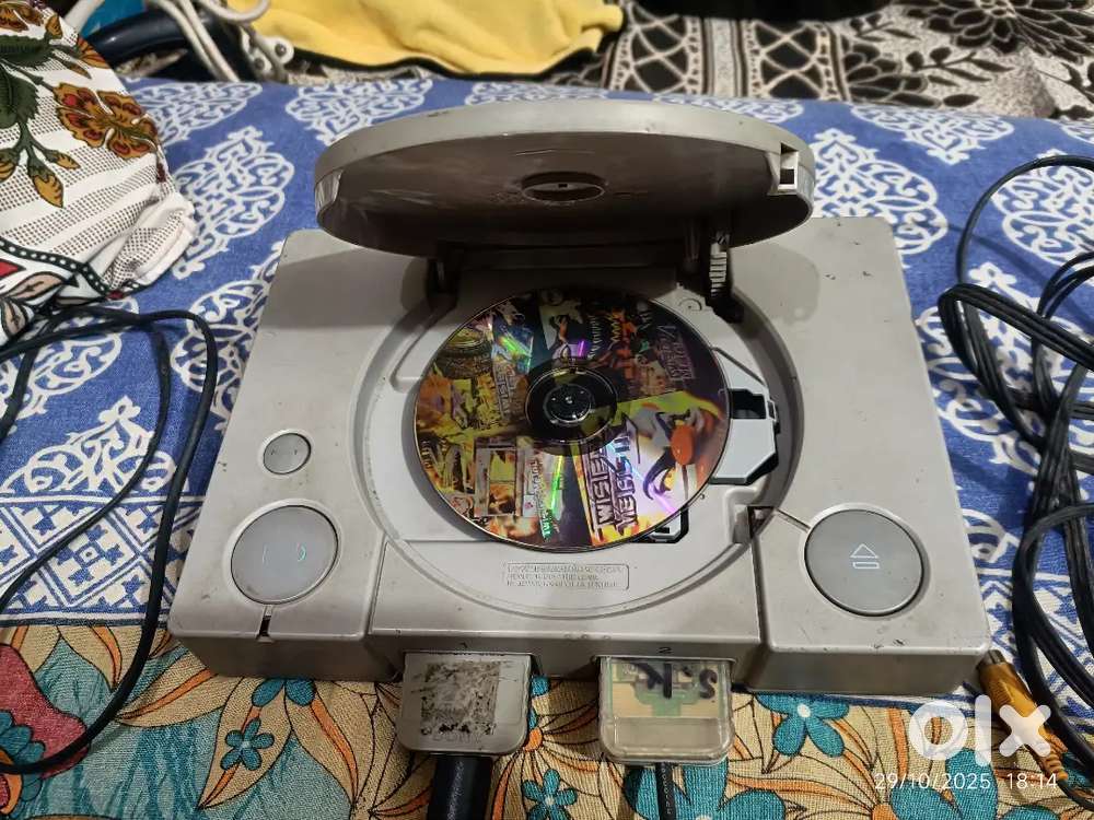 PS1 , 2 controler, power cable AV cable 7,8Game CD