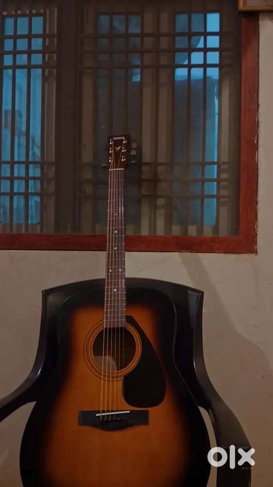 Yamaha acoustic guitar f280 tbs