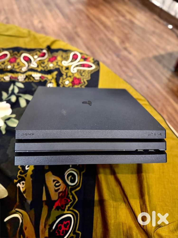 Sony PS4 Pro 1 tb 4k gaming console