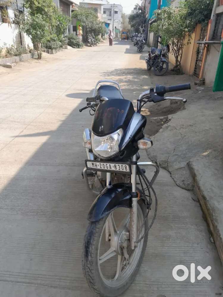 HF DELUX BIKE SILVER AND BLACK COLOR