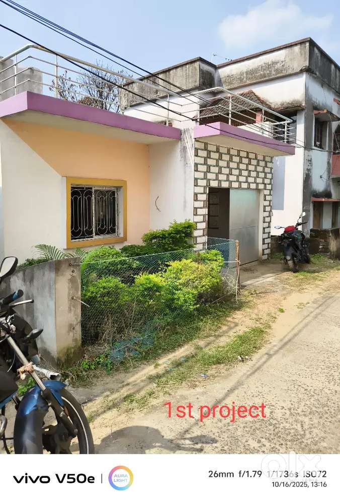 2 minutes walk from the main road.