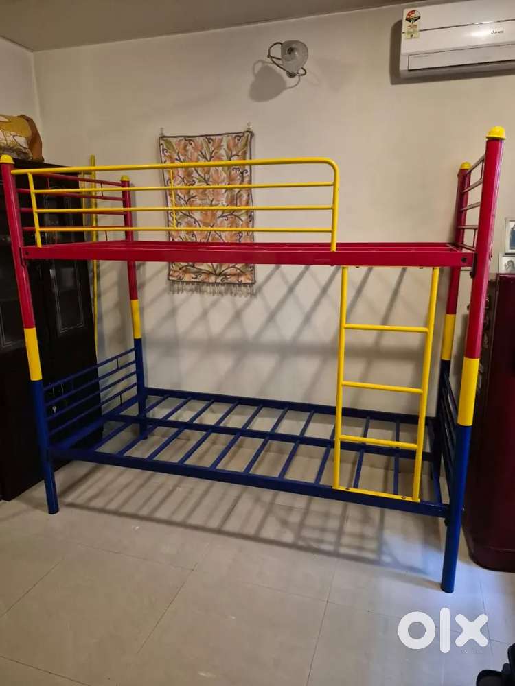 Metal bunk bed