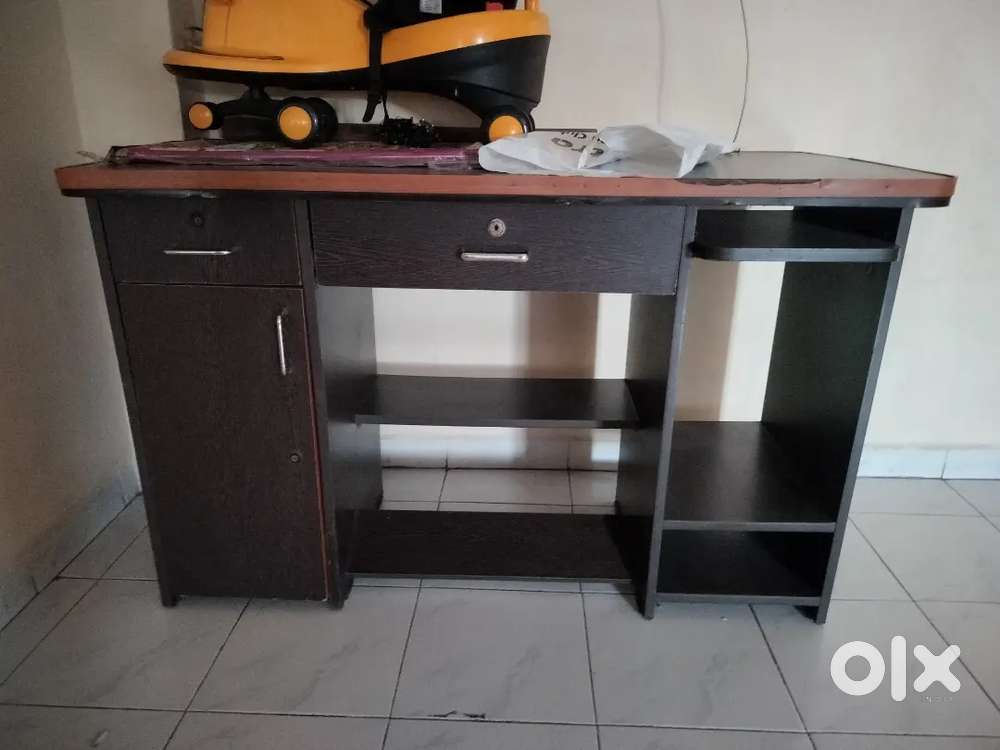 Computer table