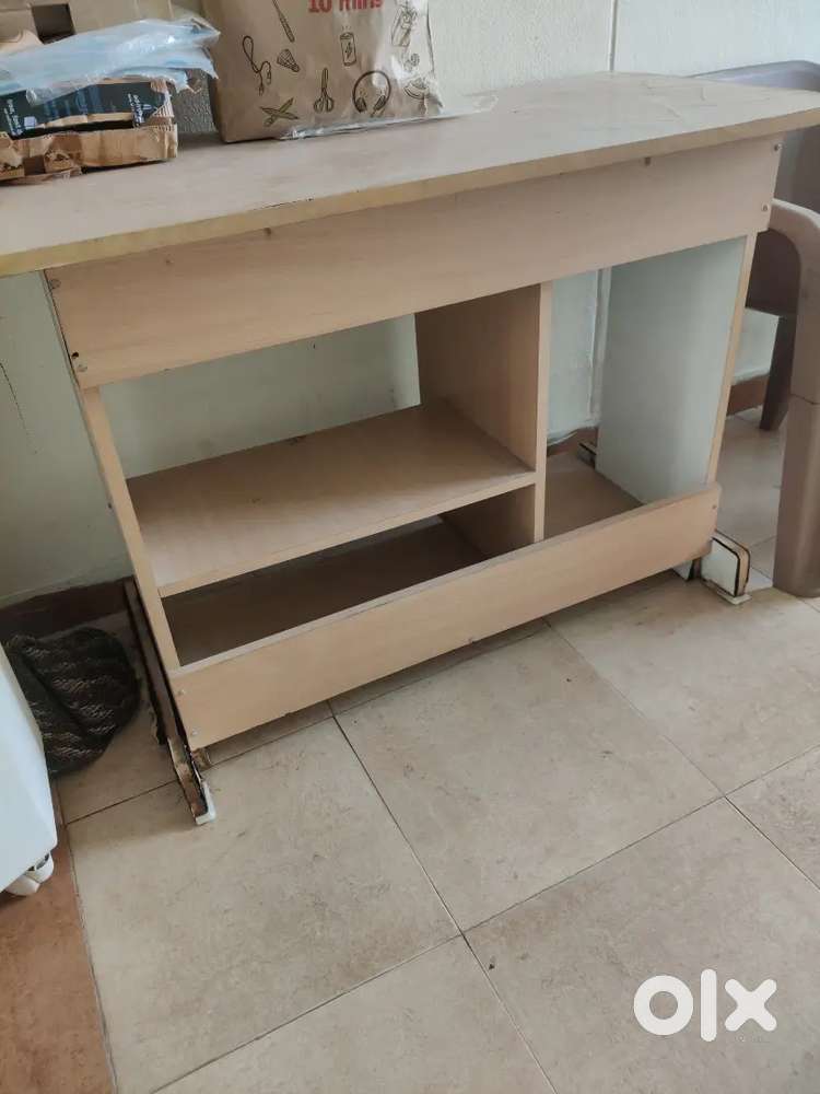 Computer table