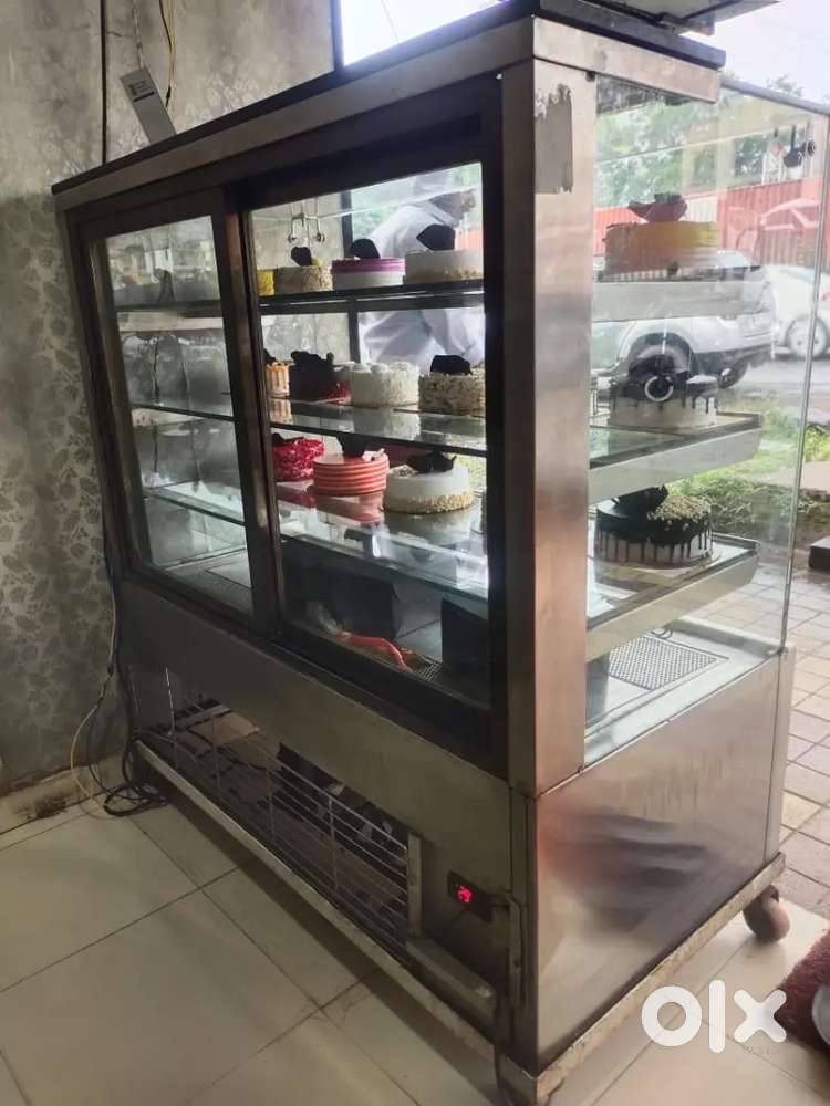 Cake cooling counter and deep freezer