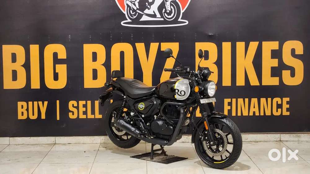 Royal Enfield hunter rebel black