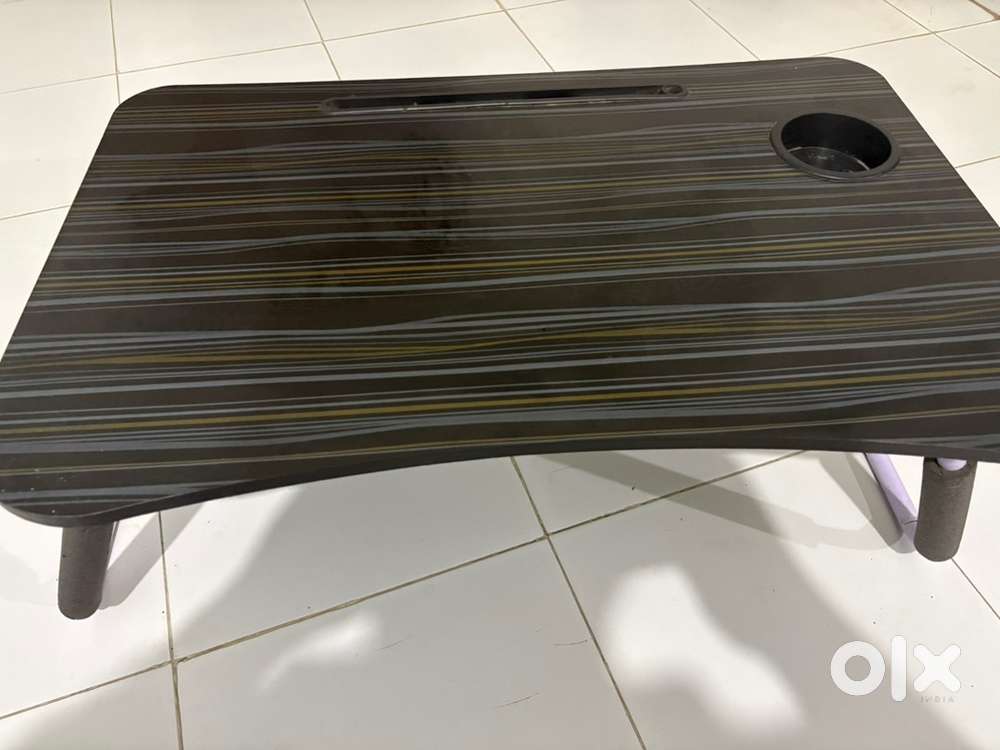 Foldable laptop table