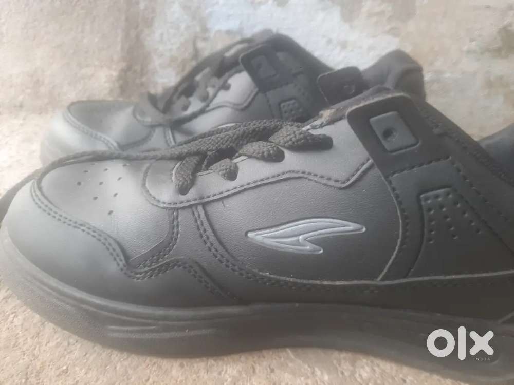 Asian men's solid black sneakers