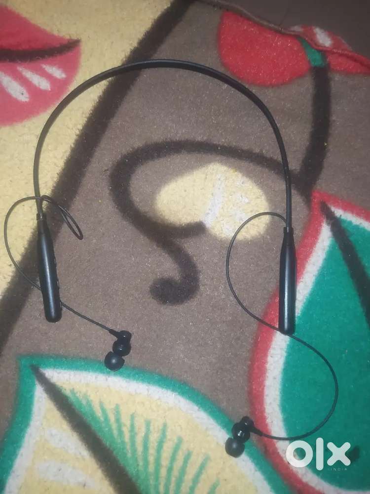 Ubon earphone bluetooth ek dum ok ha kuch kharb ni ha