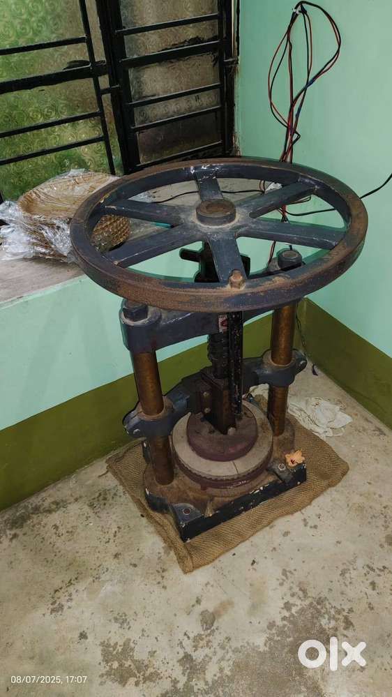 Paper plate making machine