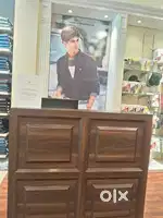 Male / female  sale associates