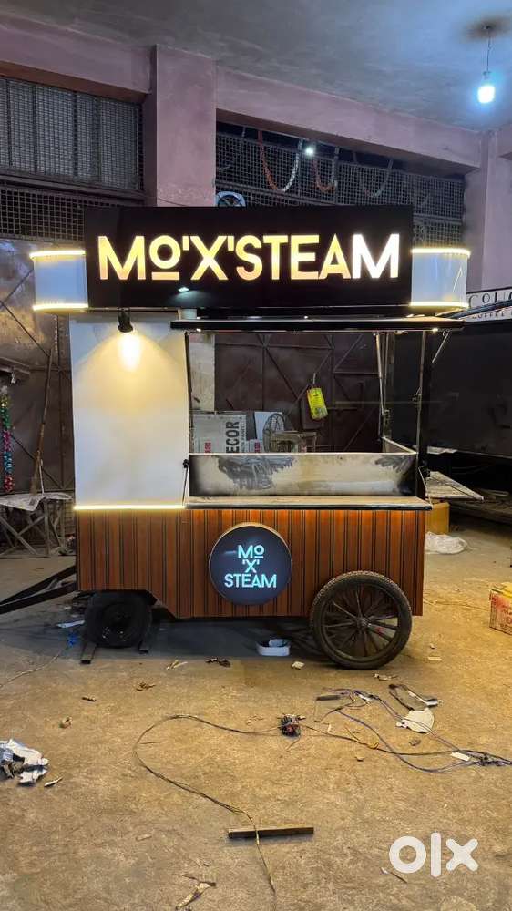 Momo chef and worker