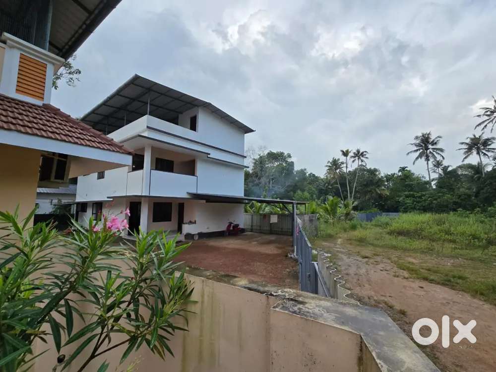 മുകളിൽ രണ്ടു ബെഡ്റൂമിന്റെ വാടക വീട്  2 BHK