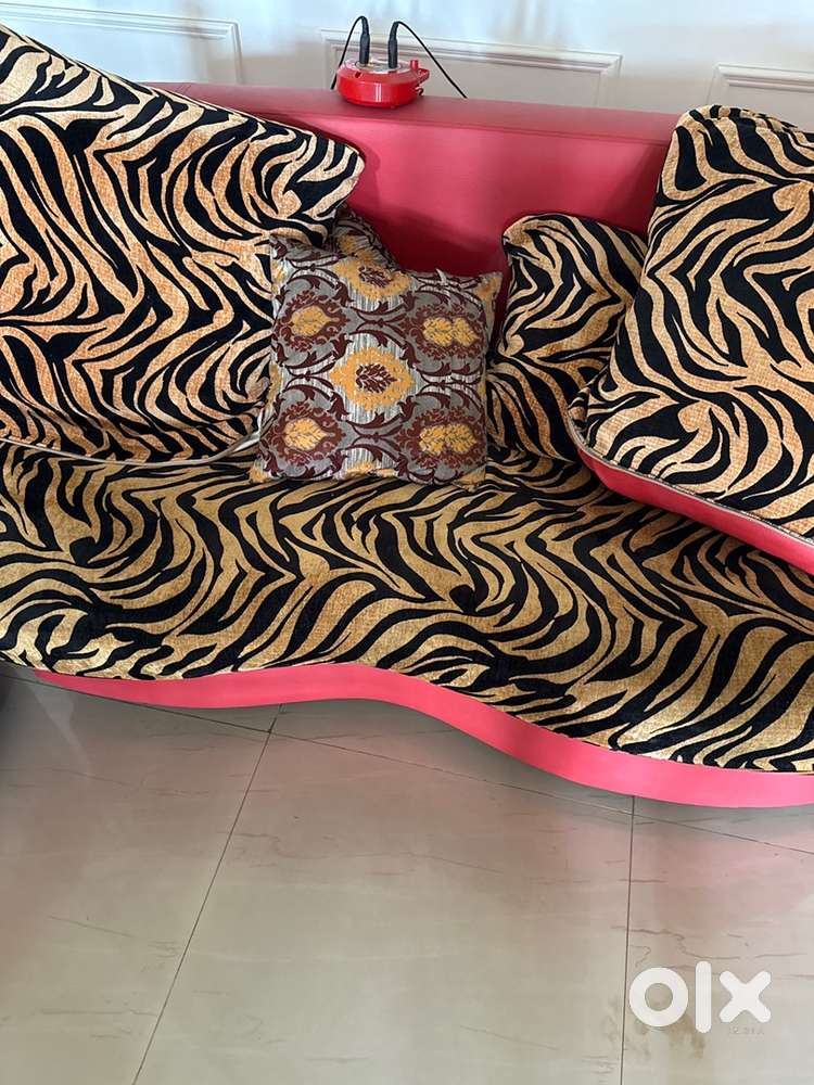 6 seater sofa in 3+3 configuration with a centre piece placer