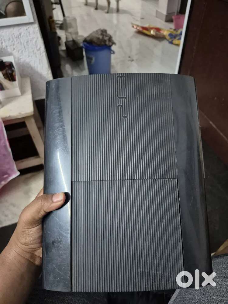 ps3 + 3 cd games and 2 remotes