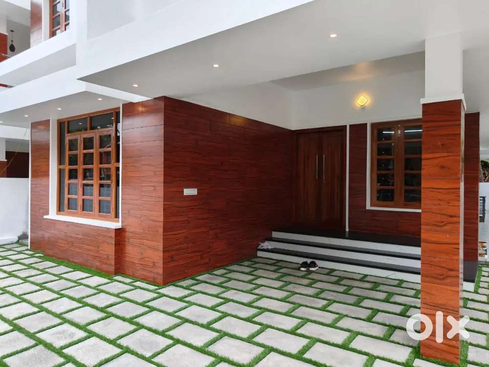 5BHK NEW BEAUTIFUL HOUSE NEAR PEROORKADA 2 CAR PARKING SPACE AVAILABLE