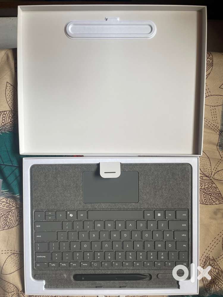 Brand new MICROSOFT Surface pro 11 signature keyboard with slim pen