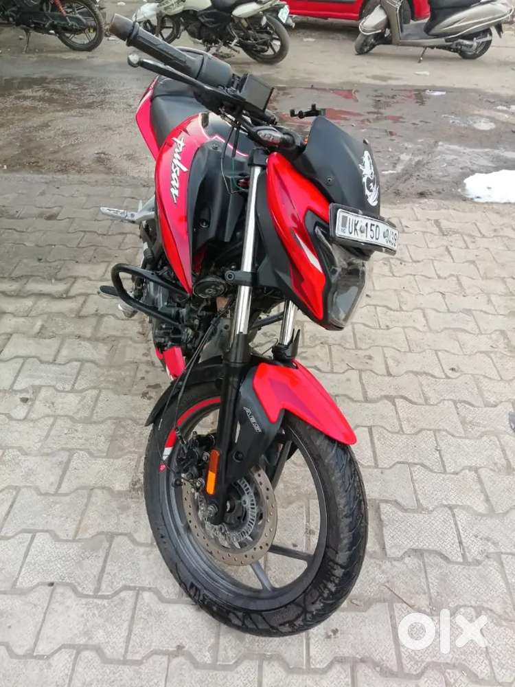 Glossy red racing colour pulsar p150