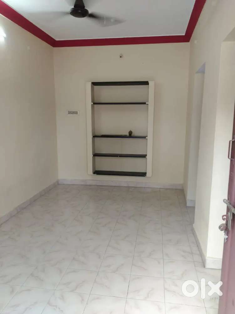 முதல் தளம். 2 ரூம்,2பாத்ரூம்,1ஹால், 1 கிட்சன்.