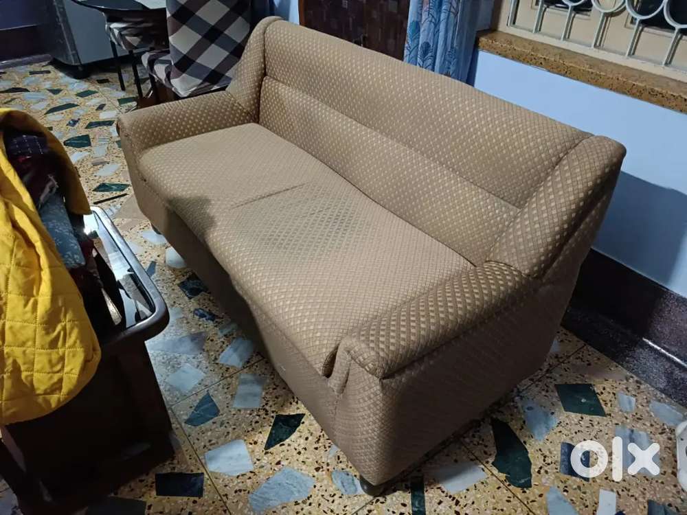 3 seater sofa in impressive condition