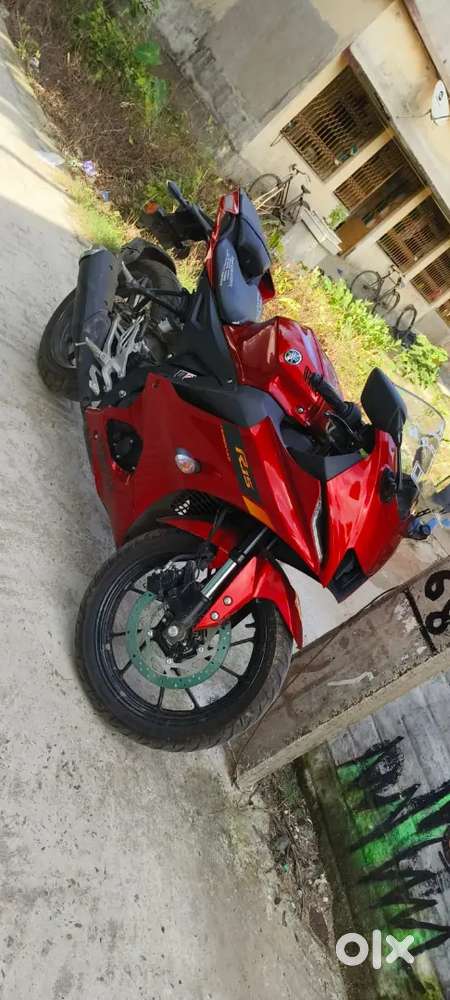 Yamaha r15 v4 metallic red top model