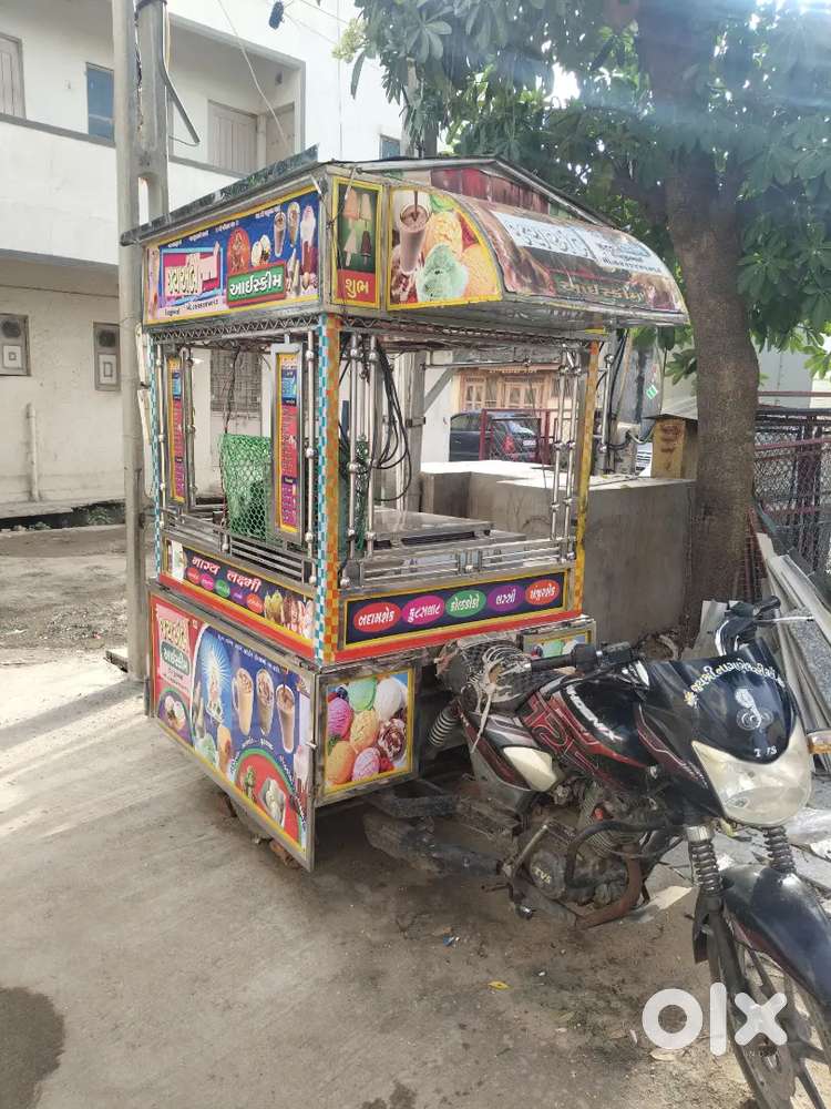 एसएस स्टील में बनी हुई आइसक्रीम की लारी बाइक के ऊपर
