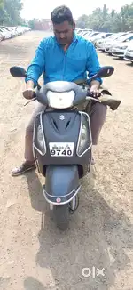 Black colour kiya howa h bike ko