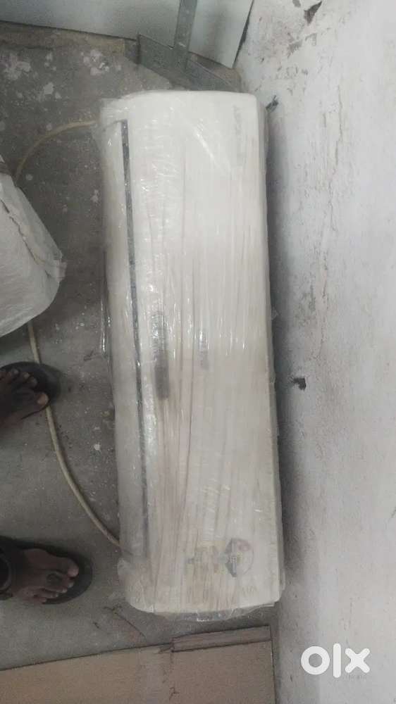 Good condition AC with fitting only 18000