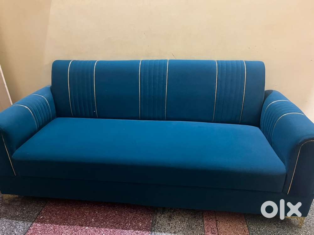 Sofa bechna hai
