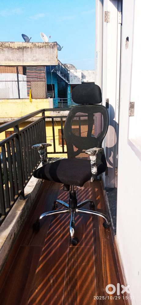 Premium Ergonomic Office Chair with Headrest – Like New Condition